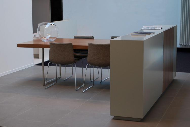interieur_kantoor_maatmeubel_bespreektafel_toonzaal
