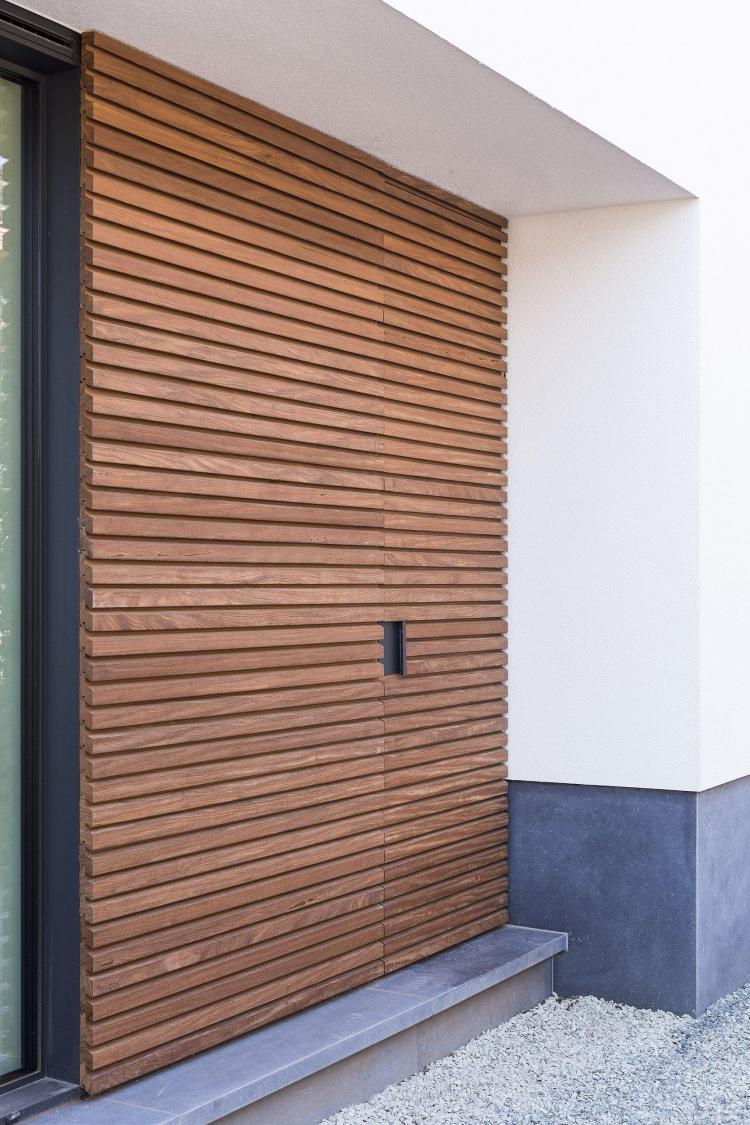 nieuwbouw_woning_dokterspraktijk_inkomdeur_afrormosia