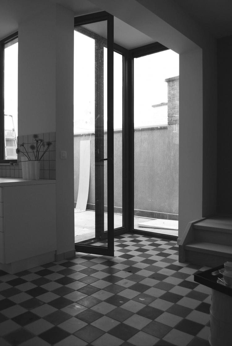 renovatie_huurwoning_uitbreiding_erker_tegelvloer
